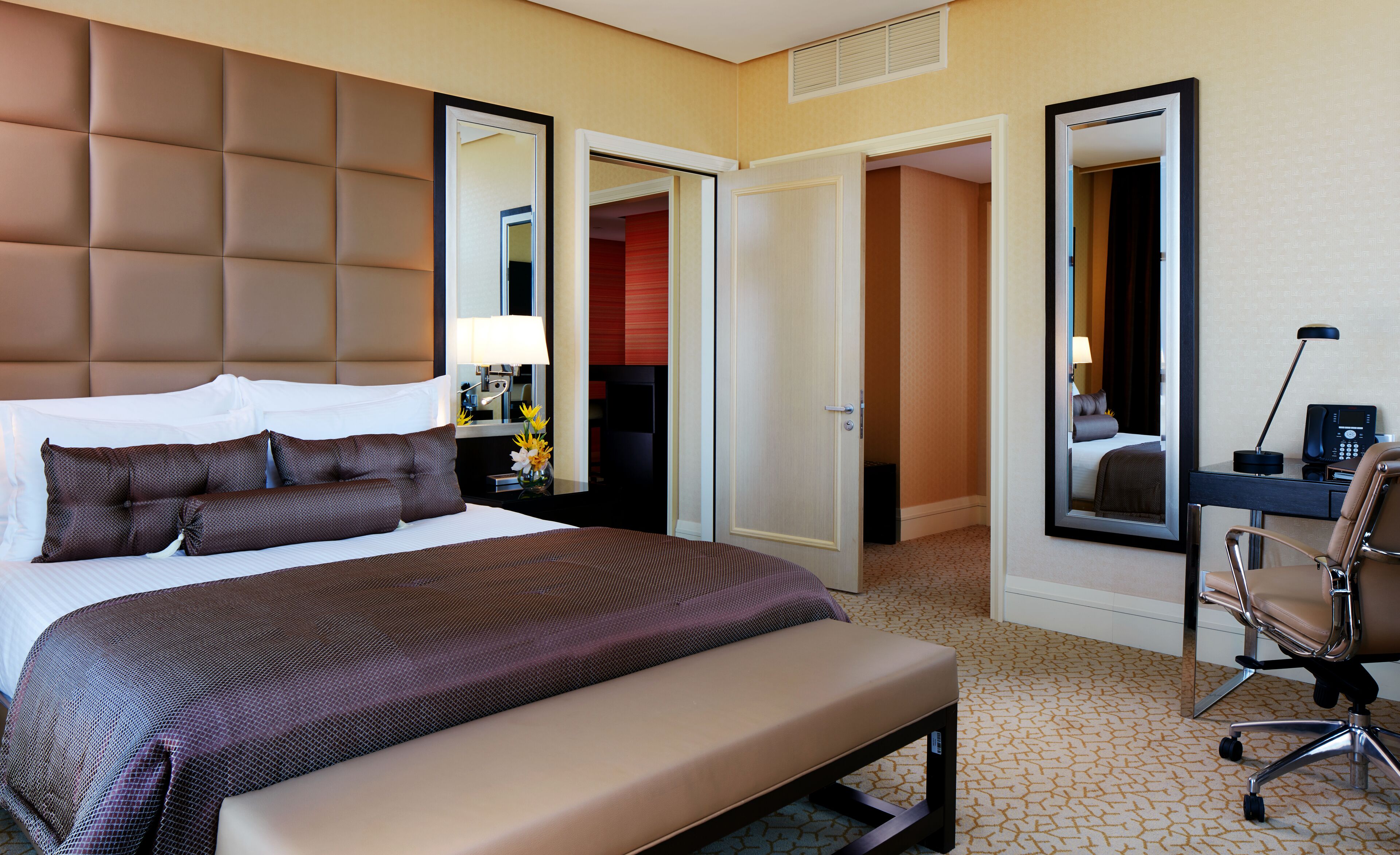 Minibar, caja de seguridad en la habitación y escritorio 