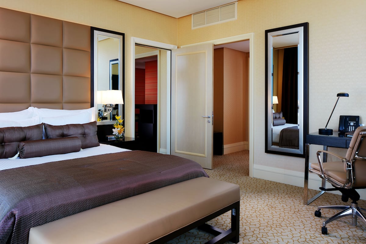 Minibar, safe på rommet, skrivebord og lydisolert