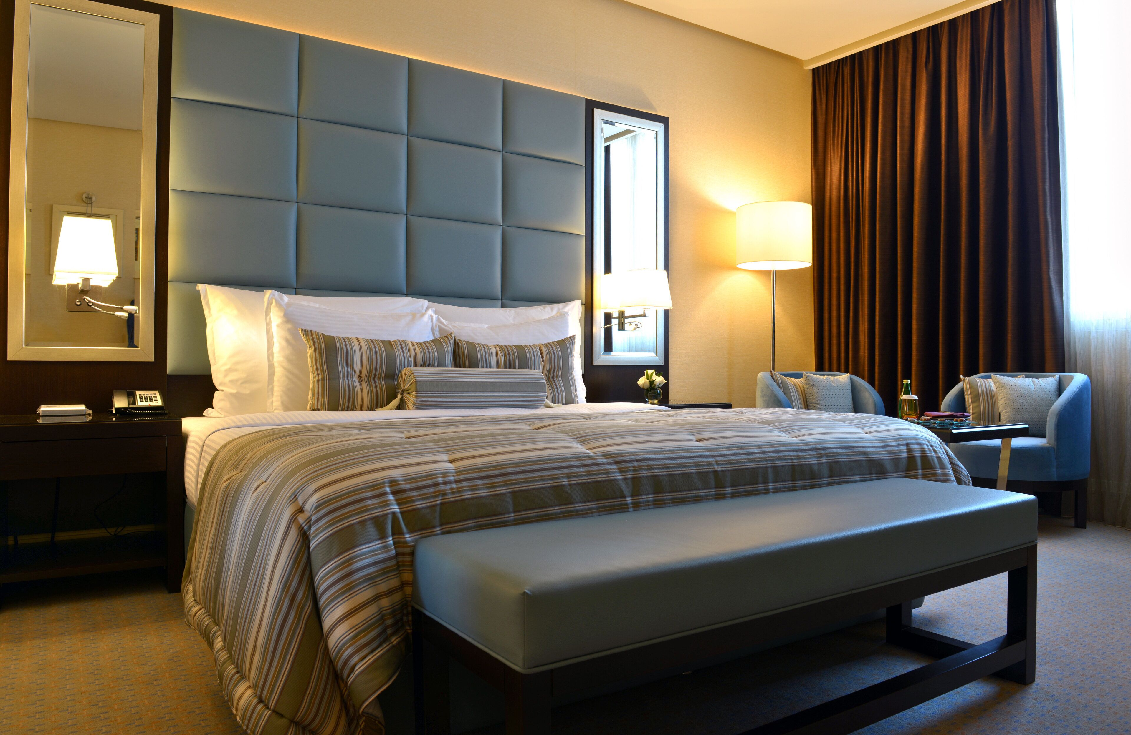 Habitación individual estándar, 1 cama King size | Minibar, caja de seguridad en la habitación y escritorio 