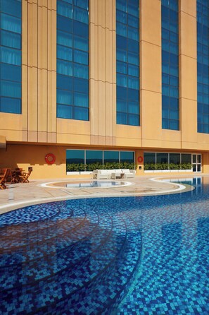Outdoor pool, sun loungers - Millennium Hotel and Convention Centre Kuwait (Salmiya)
