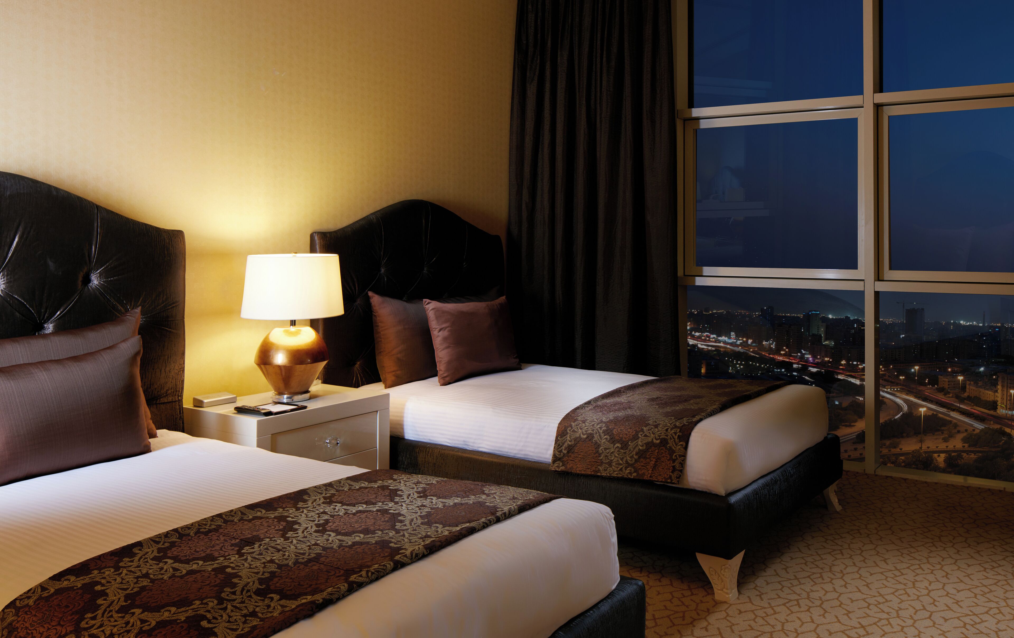 Suite Royal, 2 habitaciones | Minibar, caja de seguridad en la habitación y escritorio 