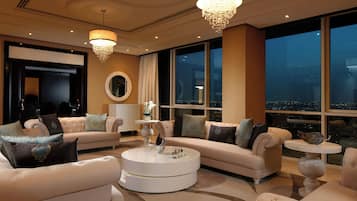 Royal-sviitti, 2 makuuhuonetta | Minibaari, tallelokero huoneessa, työpöytä, äänieristys