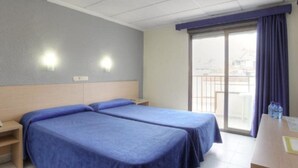 A hotel room with two beds, a desk, a chair, and a window with a view of the outside. - Bilbaino (Benidorm)