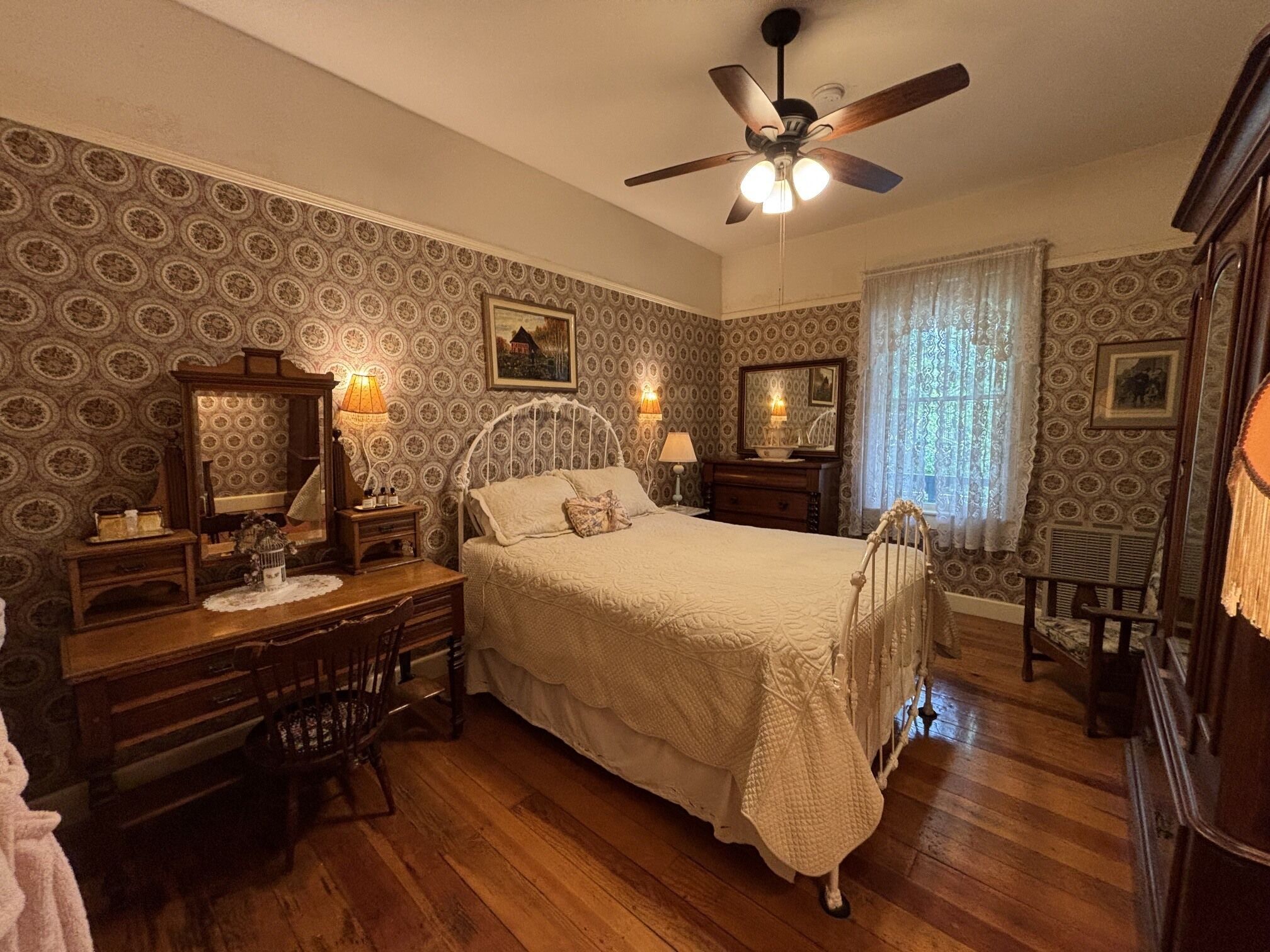 Quarto casal standard, banheiro compartilhado | 1 quarto, roupas de cama premium, edredons de pluma, escrivaninha