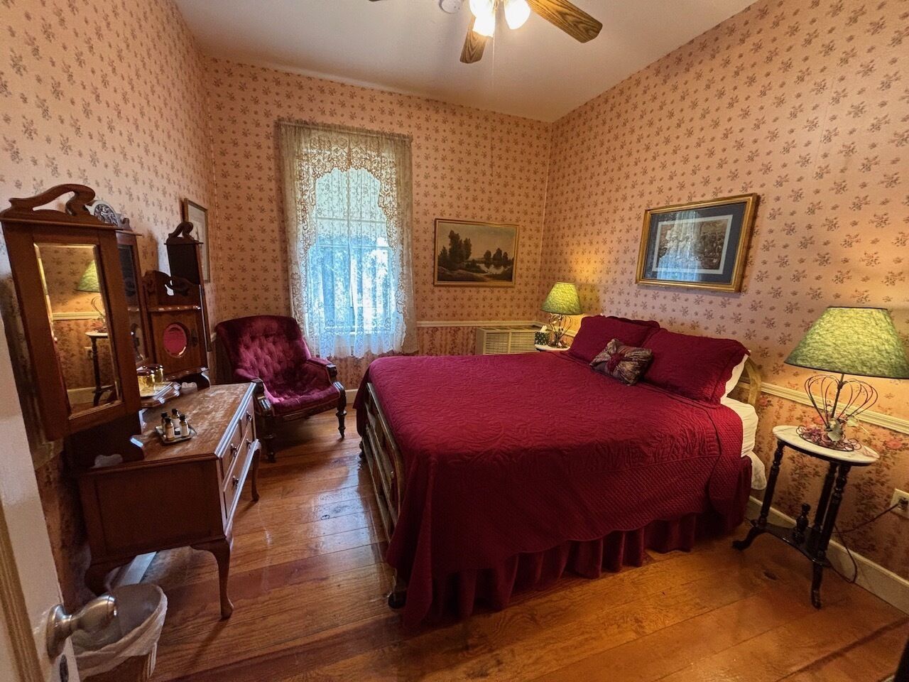 Quarto, 1 cama Queen, banheiro compartilhado | 1 quarto, roupas de cama premium, edredons de pluma, escrivaninha