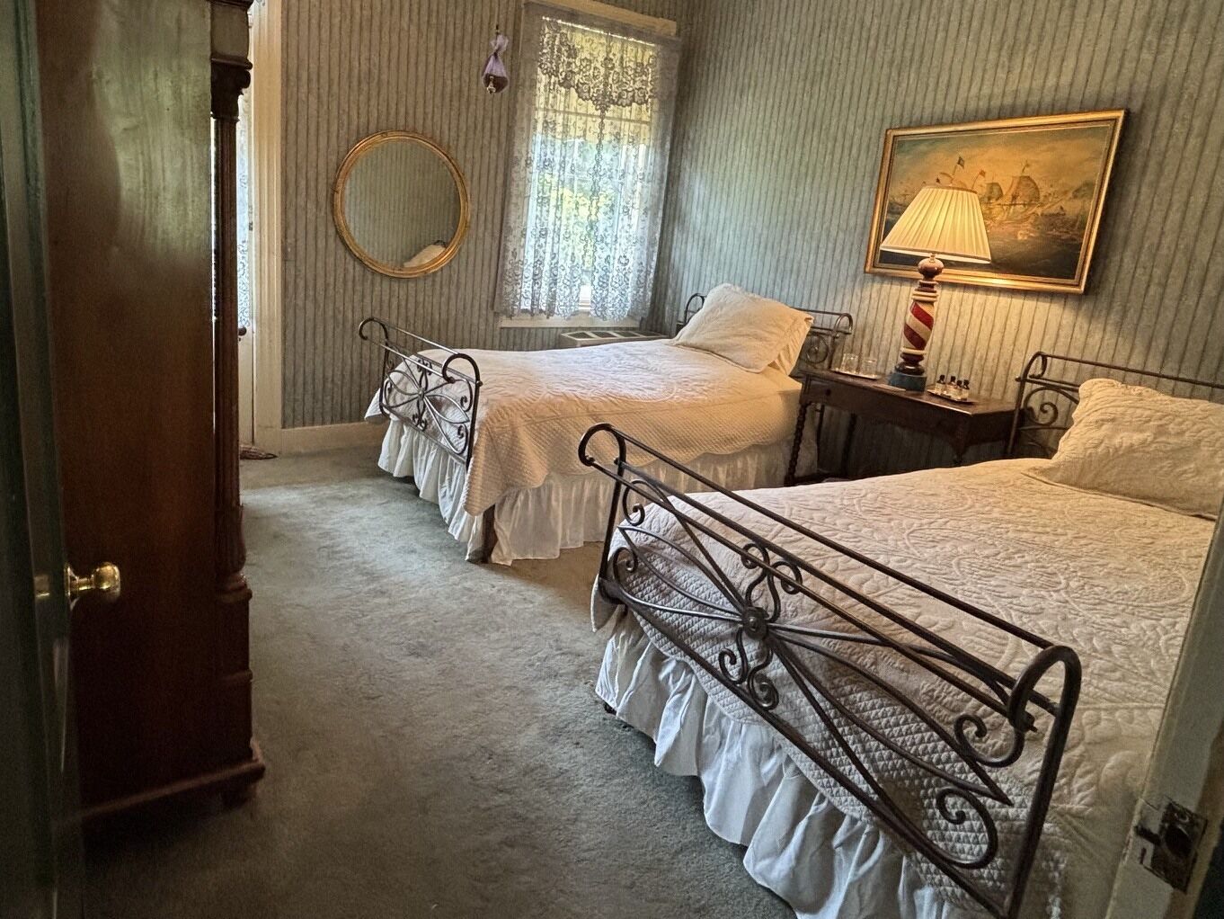 Quarto duplo, banheiro compartilhado (First Floor) | 1 quarto, roupas de cama premium, edredons de pluma, escrivaninha