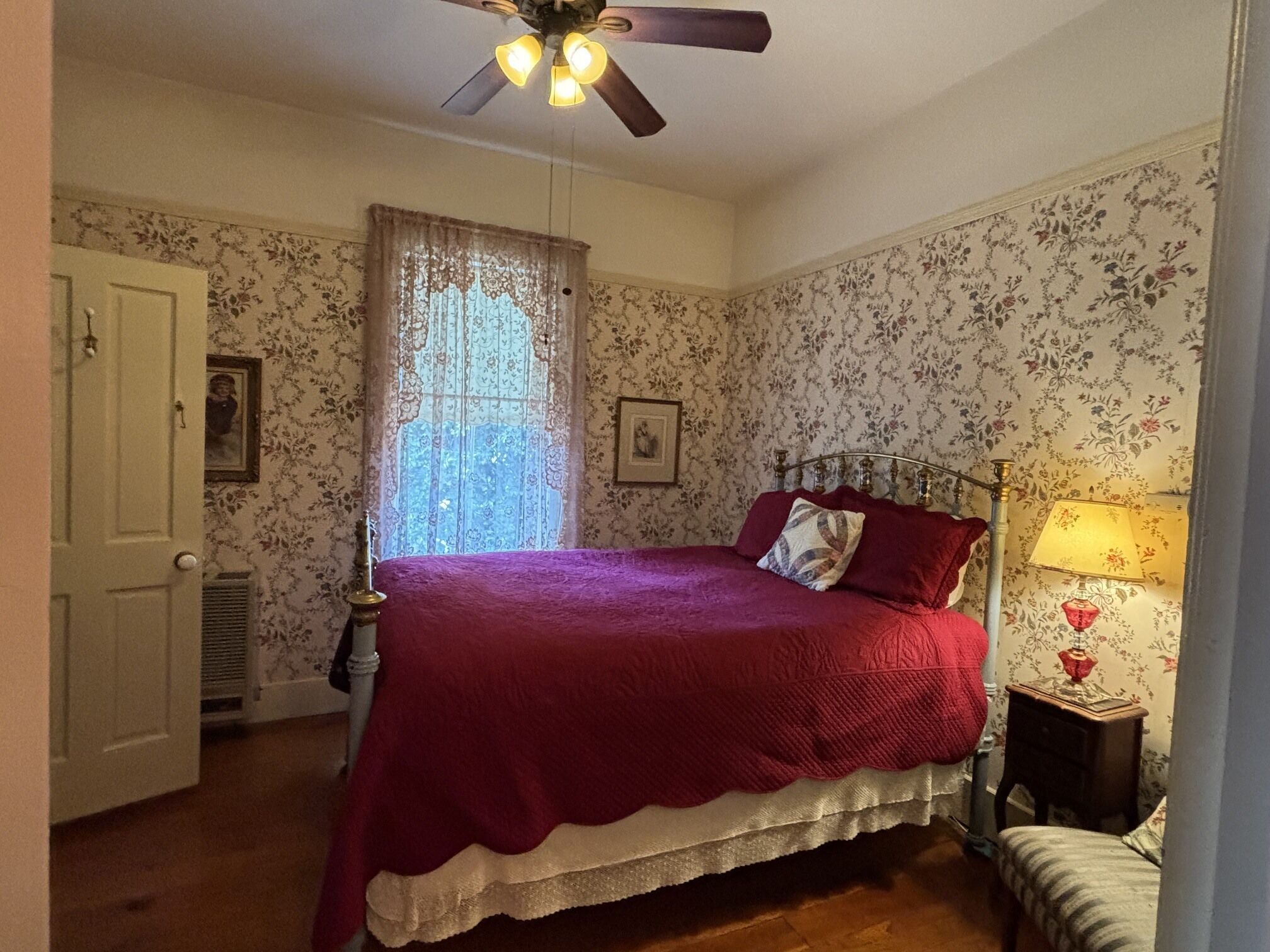 Quarto casal exclusivo, banheiro privativo (Versatile- shared or P/B) | 1 quarto, roupas de cama premium, edredons de pluma, escrivaninha