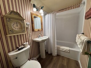 Superior Double Room, Private Bathroom (Library) | Bathroom | Bathrobes, towels, soap, shampoo - American River Inn (Georgetown)