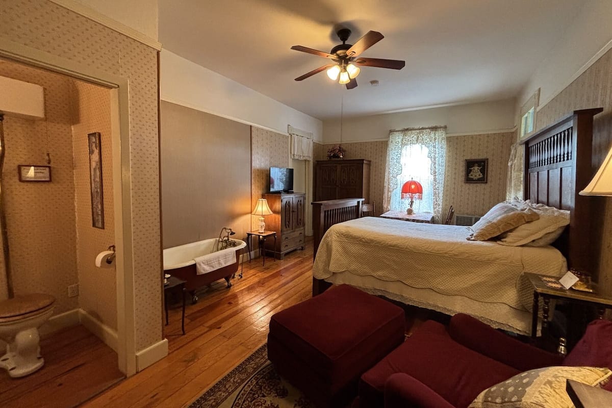 Quarto casal, banheiro privativo | 1 quarto, roupas de cama premium, edredons de pluma, escrivaninha
