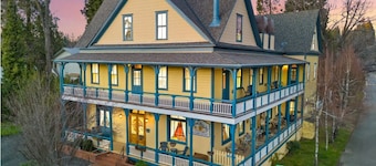 American River Inn