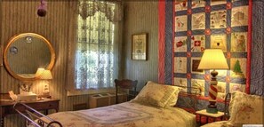 Twin Room, Shared Bathroom (First Floor)