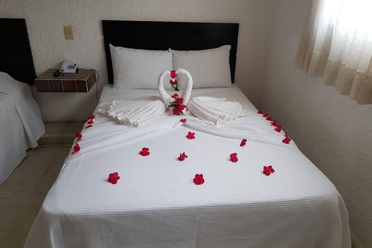 Down duvets, in-room safe, desk, iron/ironing board (on request)