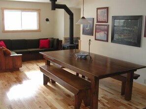 Living area - Algonquin Cottage Outpost (Unorganized South Nipissing)