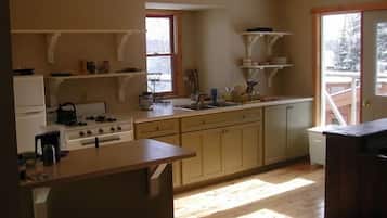 Cottage, 2 Bedrooms, Kitchen, Lake View | Private kitchen | Fridge, stovetop, coffee/tea maker, cookware/dishes/utensils