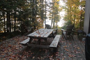 Chalet, 2 Bedrooms, Kitchen, Lake View | Teres/patio