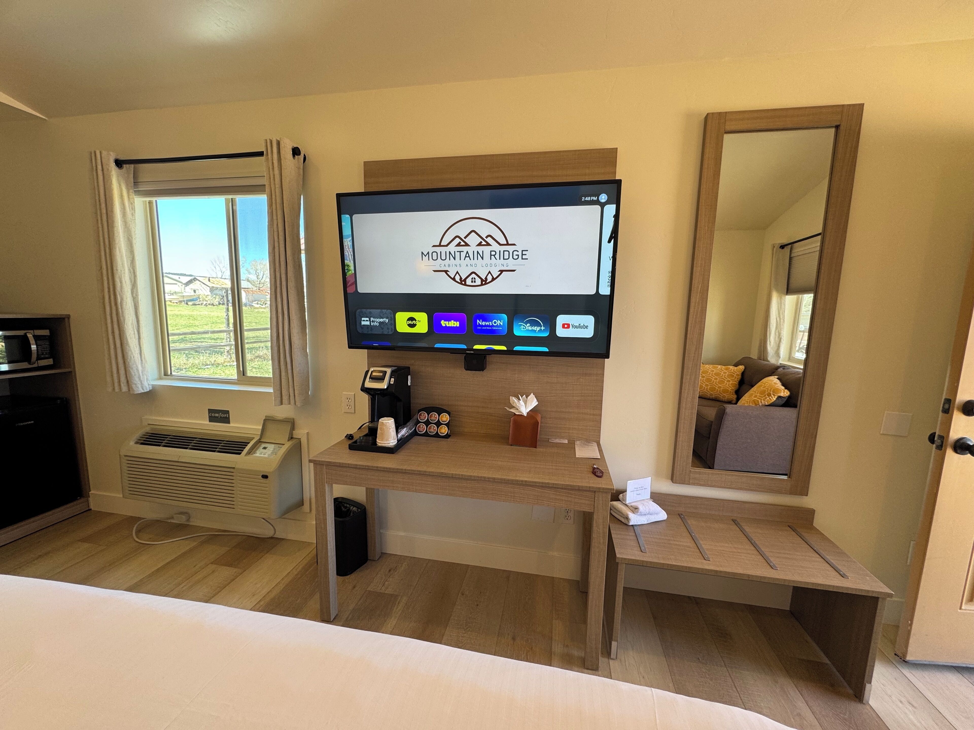 Cabaña Premium, 1 cama King size, refrigerador y microondas, vista a la montaña | Televisión