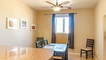 Apartment (King) | In-room dining