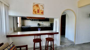 Junior Suite P2 | Cocina privada | Refrigerador, parrilla de estufa, tostadora y licuadora