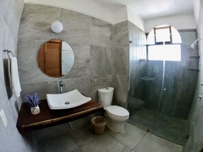 Junior Suite P2 | Bathroom | Shower, soap, shampoo, toilet paper