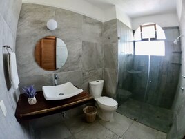 Junior Suite P2 | Baño | Ducha, jabón, champú y papel higiénico