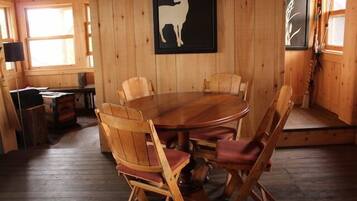Romantic Cottage, 1 Queen Bed, Sauna, Lake View | In-room dining