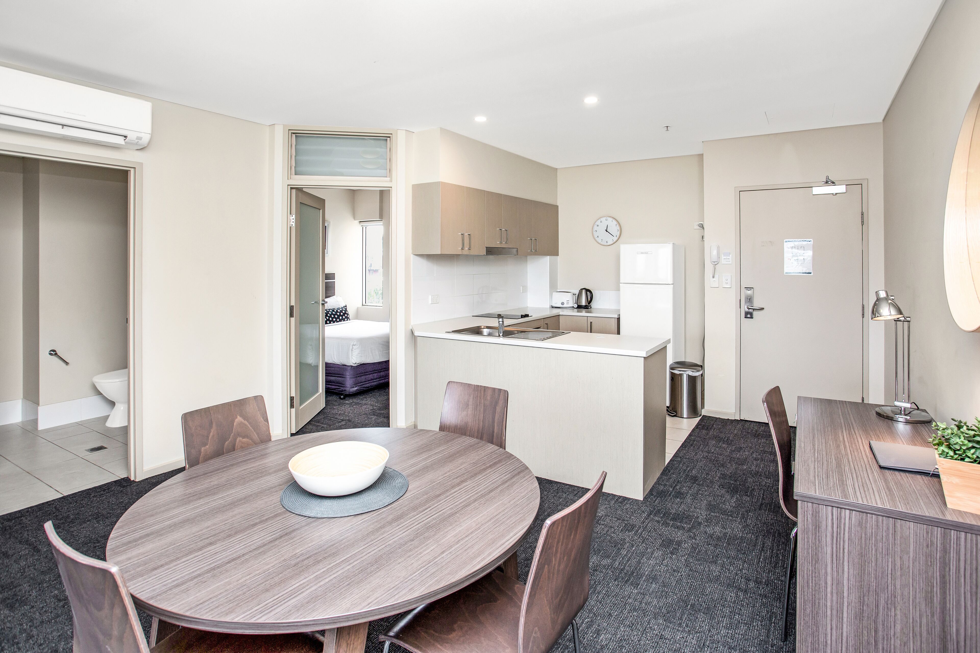 2 Bedroom 1 Queen & 1 Double Deluxe | 전용 주방 | 대용량 냉장고, 전자레인지, 오븐, 쿡탑