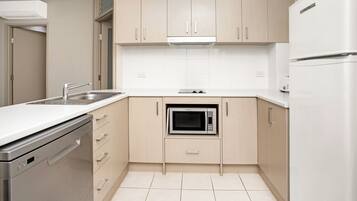 2 Bedroom 1 Queen & 1 Double Deluxe | Private kitchen | Full-size fridge, microwave, oven, stovetop