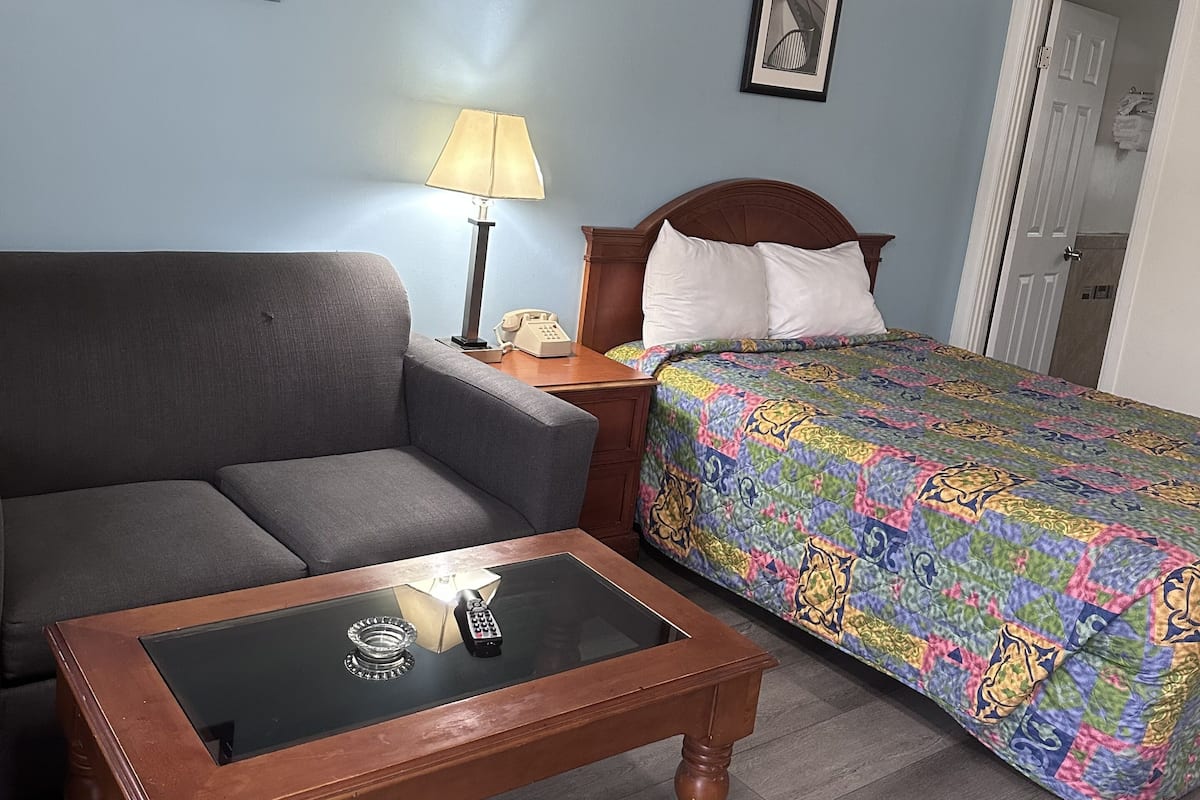 Standard Room, 1 Queen Bed | Desk, blackout drapes, free WiFi, bed sheets