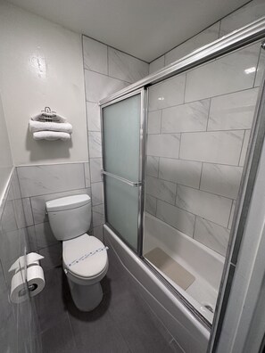 Combined shower/tub, hair dryer, towels - Willow Tree Lodge (Fullerton)