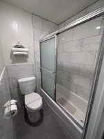 Bañera con ducha, secador de pelo, toallas