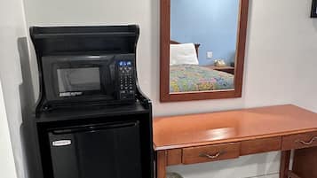 Standard Room, 1 Queen Bed | Mini-refrigerator