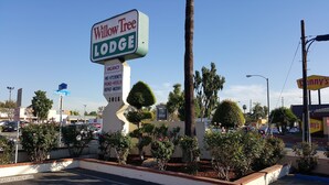 A sign for Willow Tree Lodge with a vacancy notice, contact information, and nearby businesses. - Willow Tree Lodge (Fullerton)
