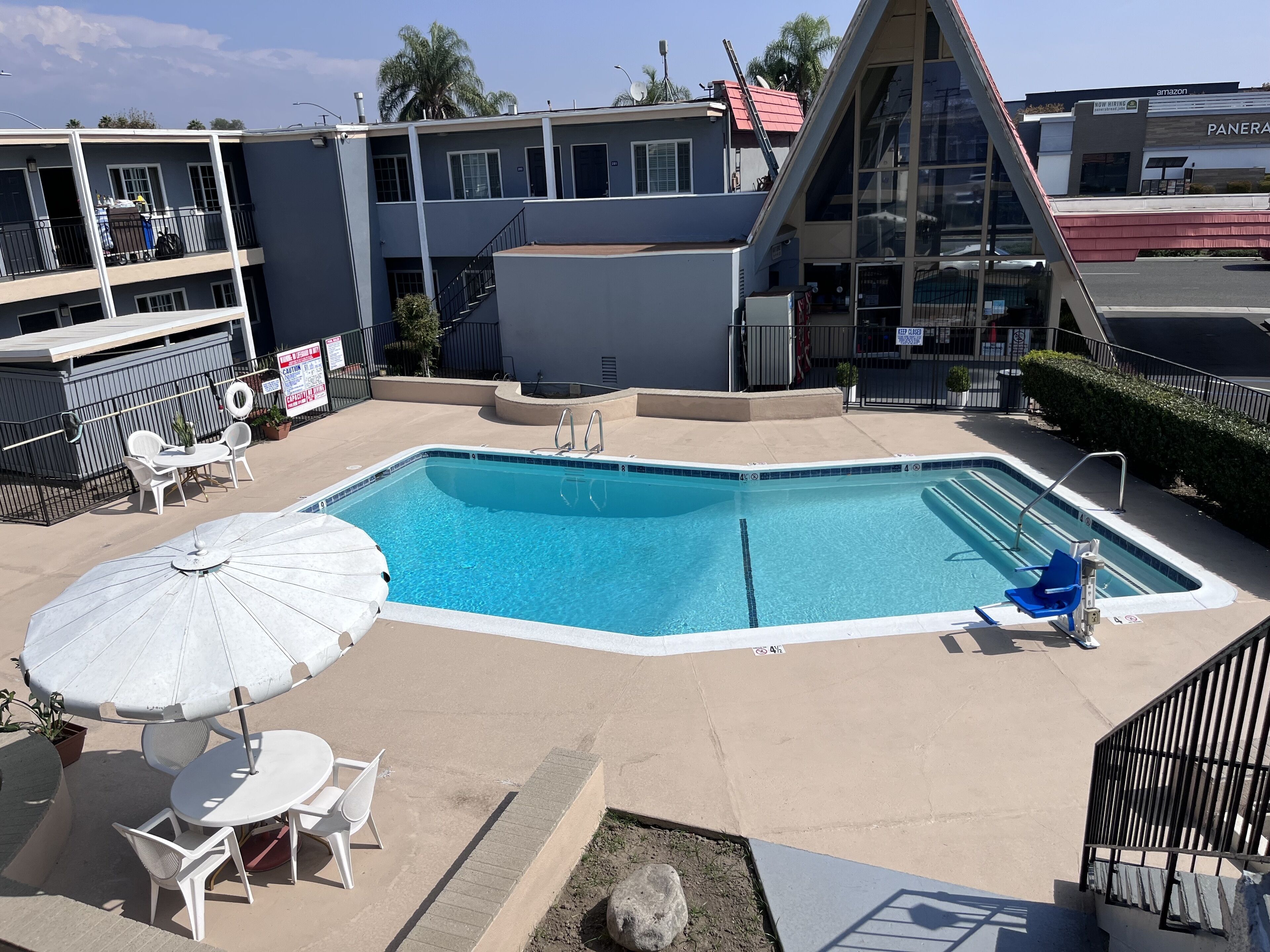 Piscina al aire libre. Willow Tree Lodge