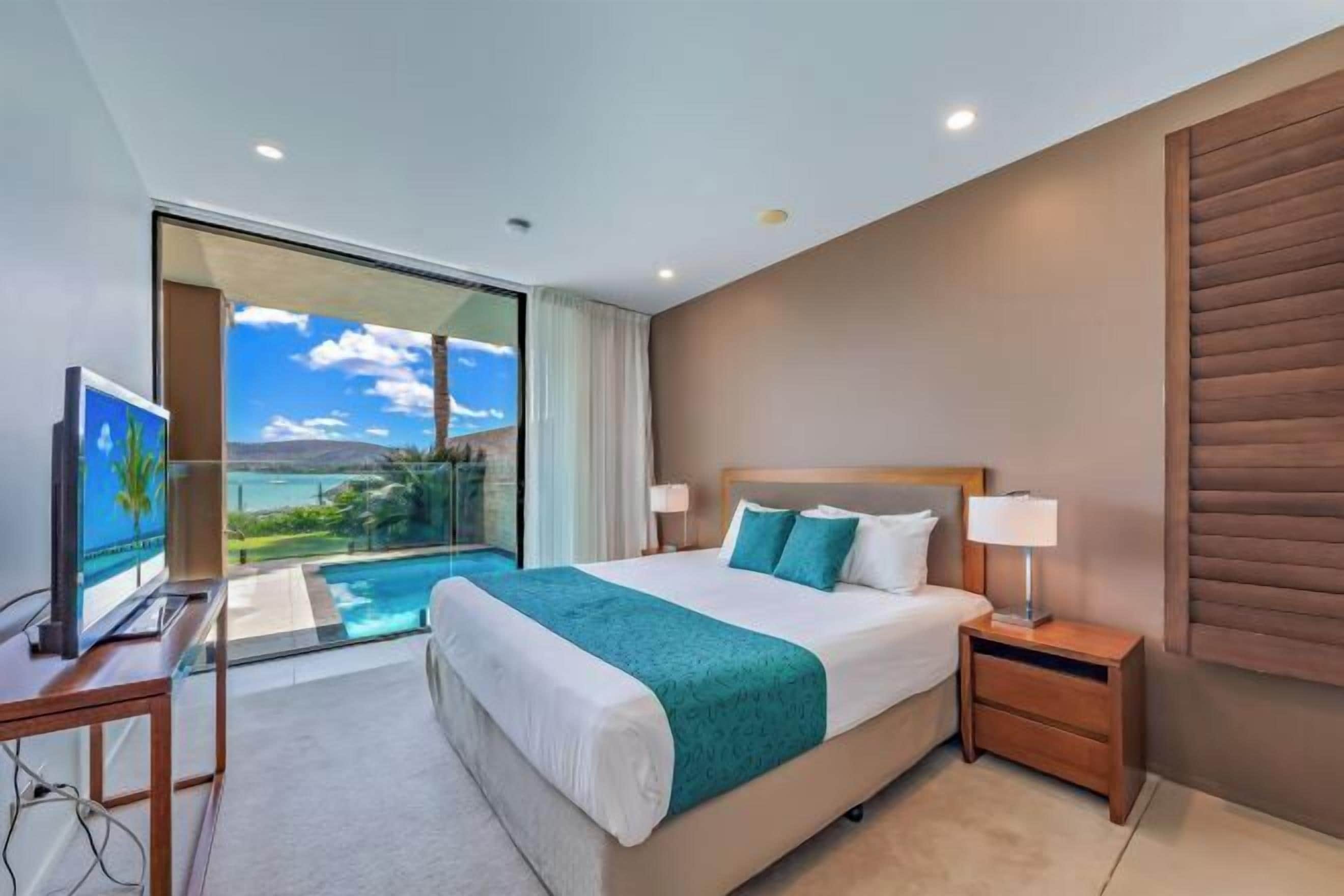 In-room safe, desk, laptop workspace, soundproofing