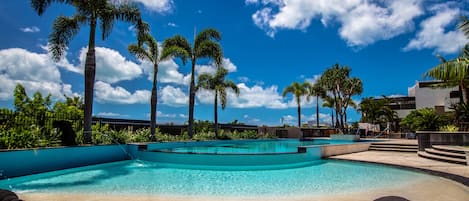 2 kolam renang outdoor, dengan kursi berjemur