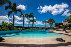 2 つの屋外プール、サンラウンジャー