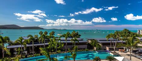 2 outdoor pools, pool loungers