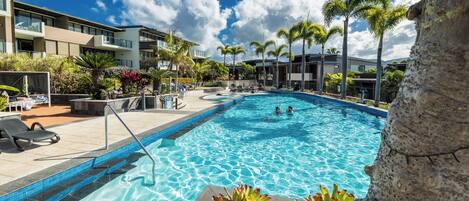 2 outdoor pools, pool loungers