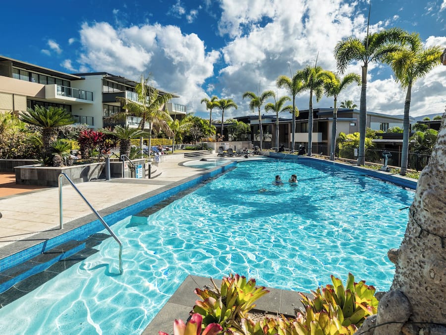 2 utendørsbassenger og solsenger