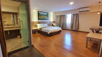 Minibar, in-room safe, desk, iron/ironing board