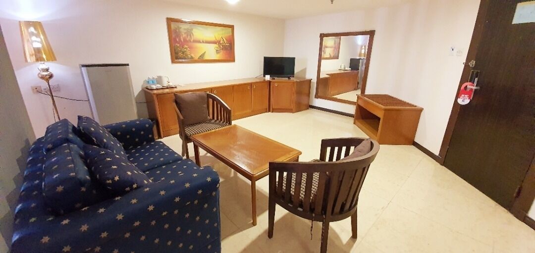 executive room, 1 king bed | living room | flat-screen tv