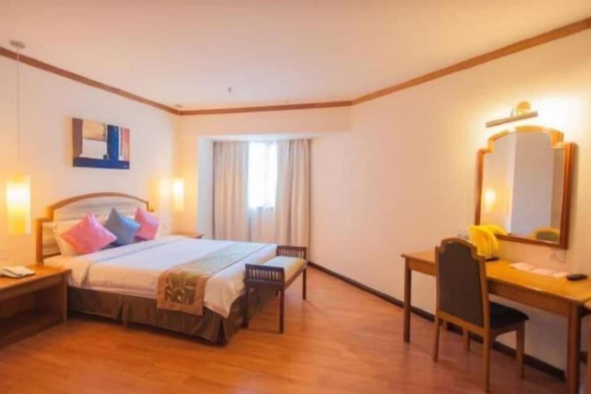 Minibar, coffres-forts dans les chambres, bureau