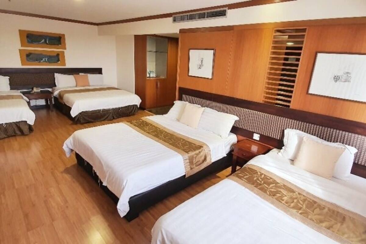 Minibaari, tallelokero huoneessa, työpöytä, silitysrauta/-lauta