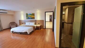 Studio, 2 Bedrooms | Bar mini, peti besi dalam bilik, meja, seterika/papan seterika