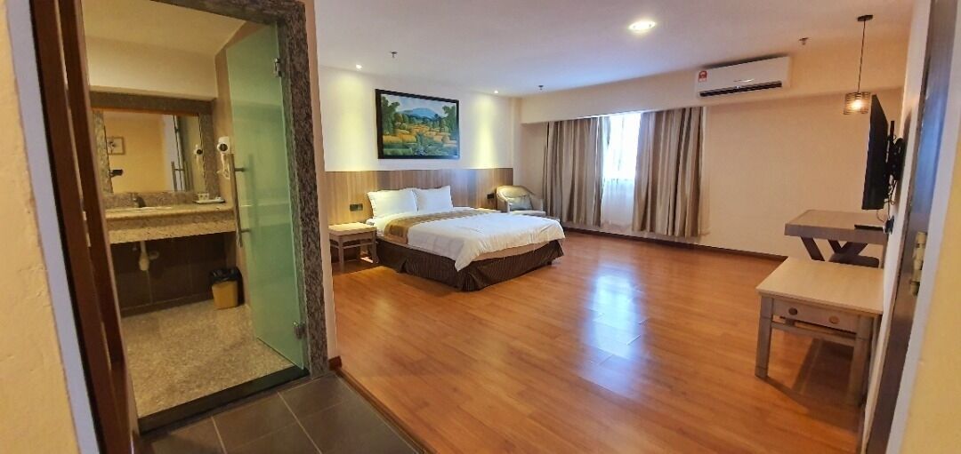 Minibaari, tallelokero huoneessa, työpöytä, silitysrauta/-lauta