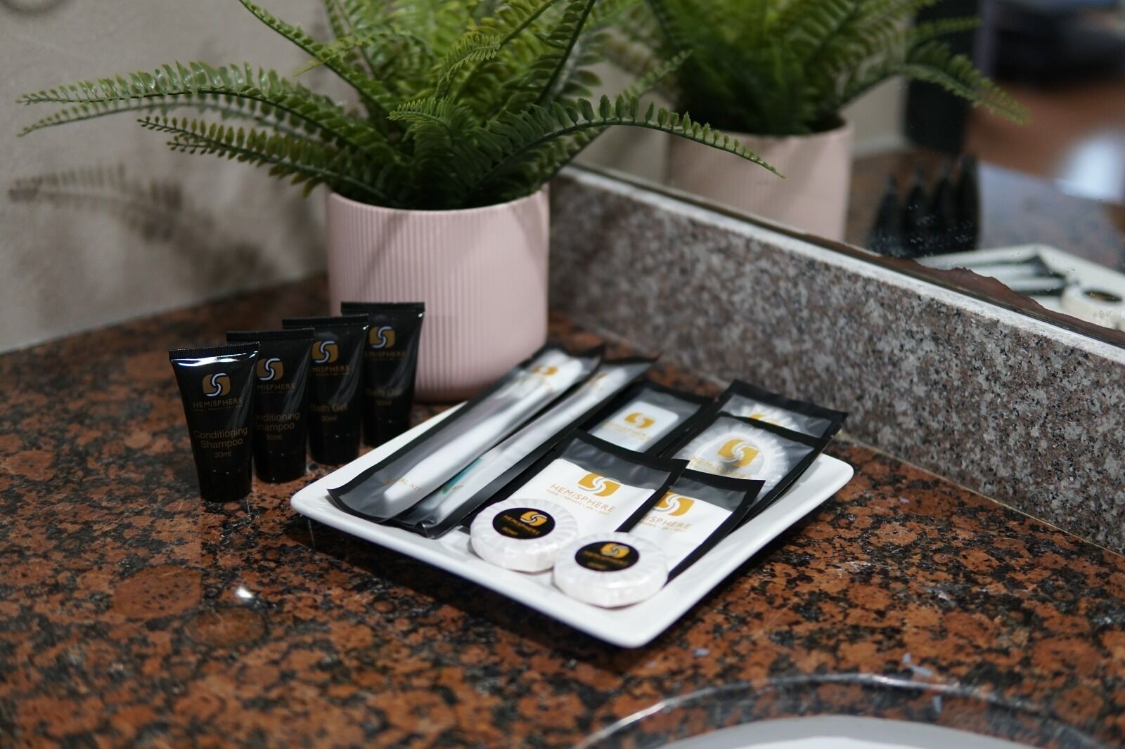 deluxe twin room | 1 bedroom, minibar, in-room safe, desk