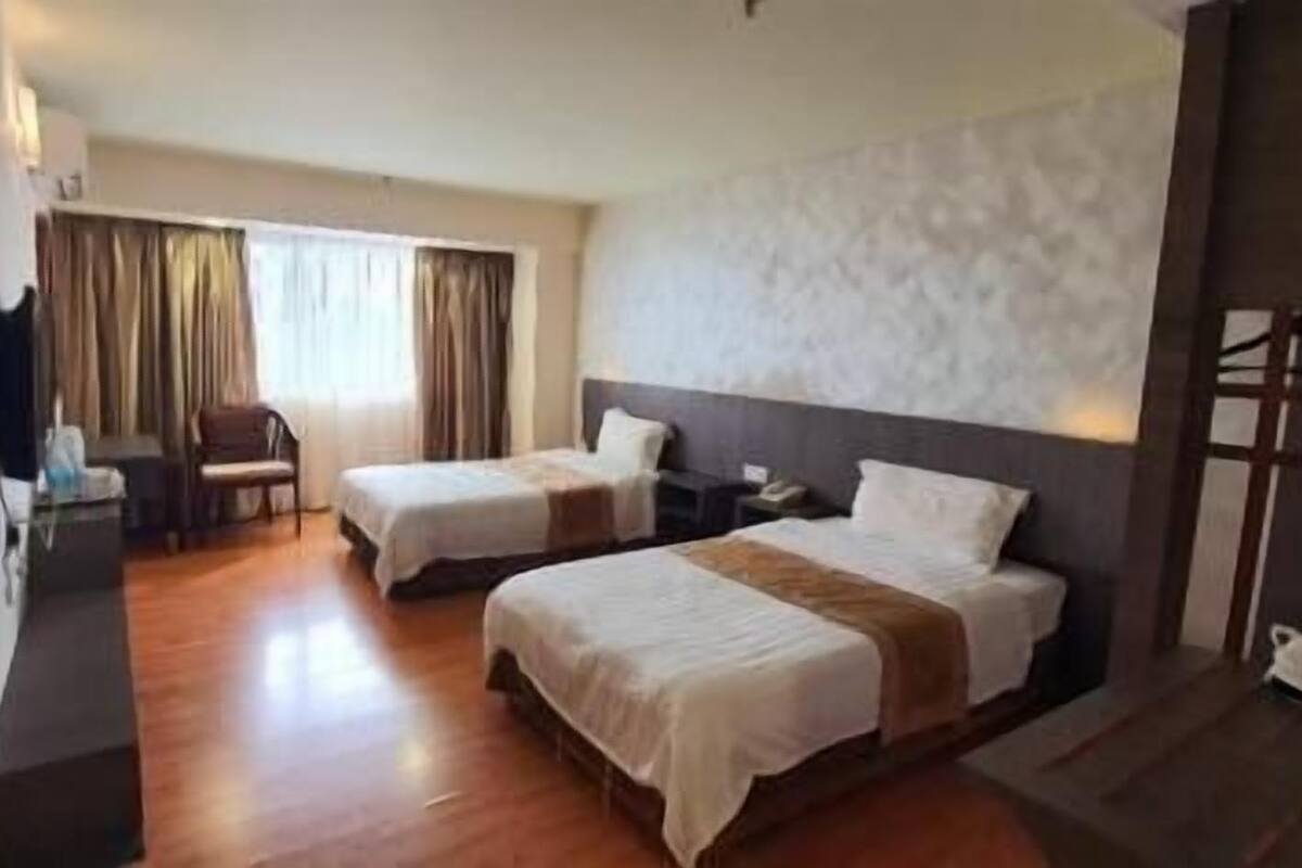 Minibaari, tallelokero huoneessa, työpöytä, silitysrauta/-lauta