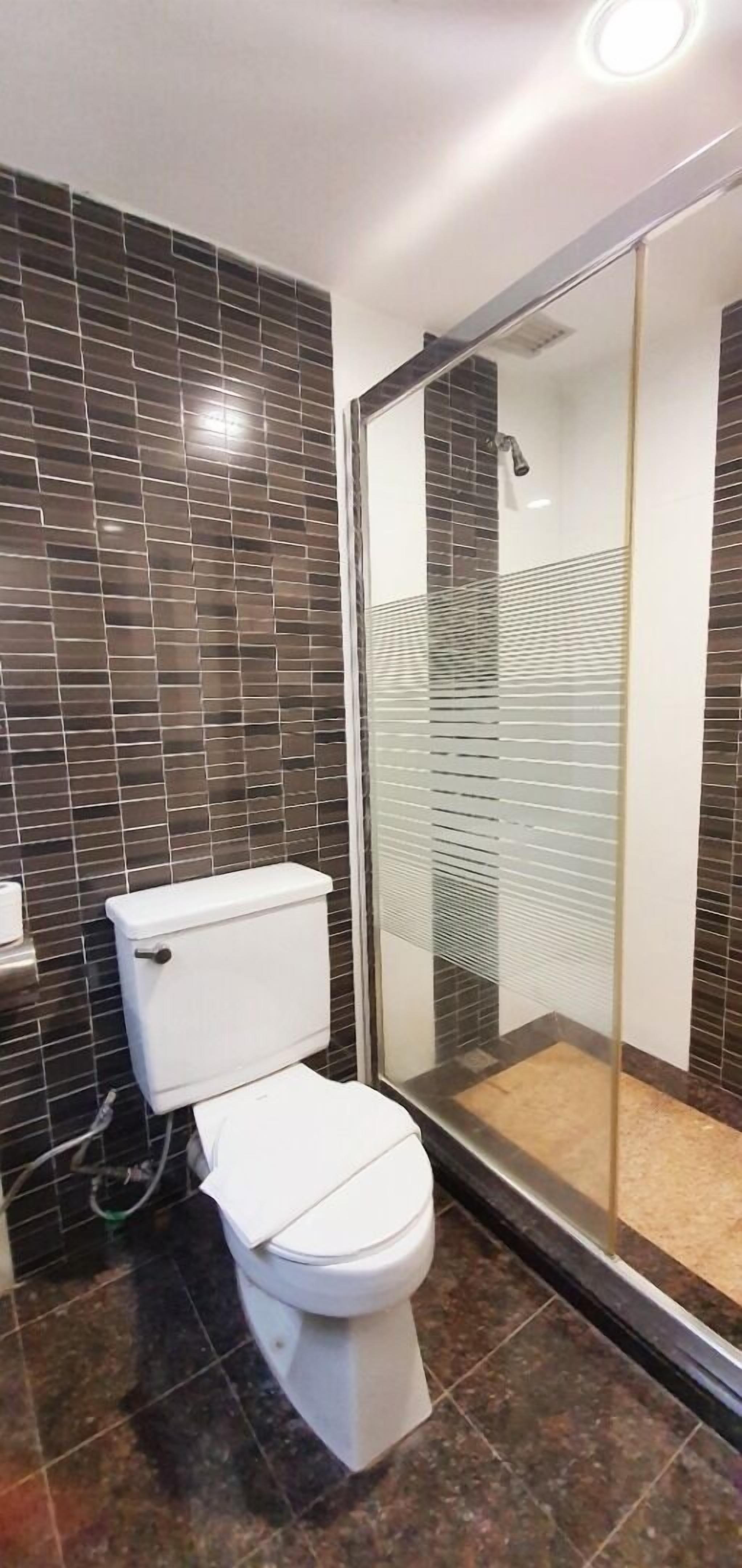 deluxe triple room, multiple beds | bathroom | shower, free toiletries, hair dryer, towels