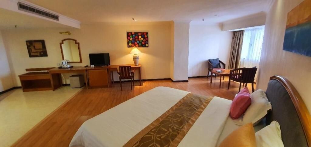 Minibaari, tallelokero huoneessa, työpöytä, silitysrauta/-lauta