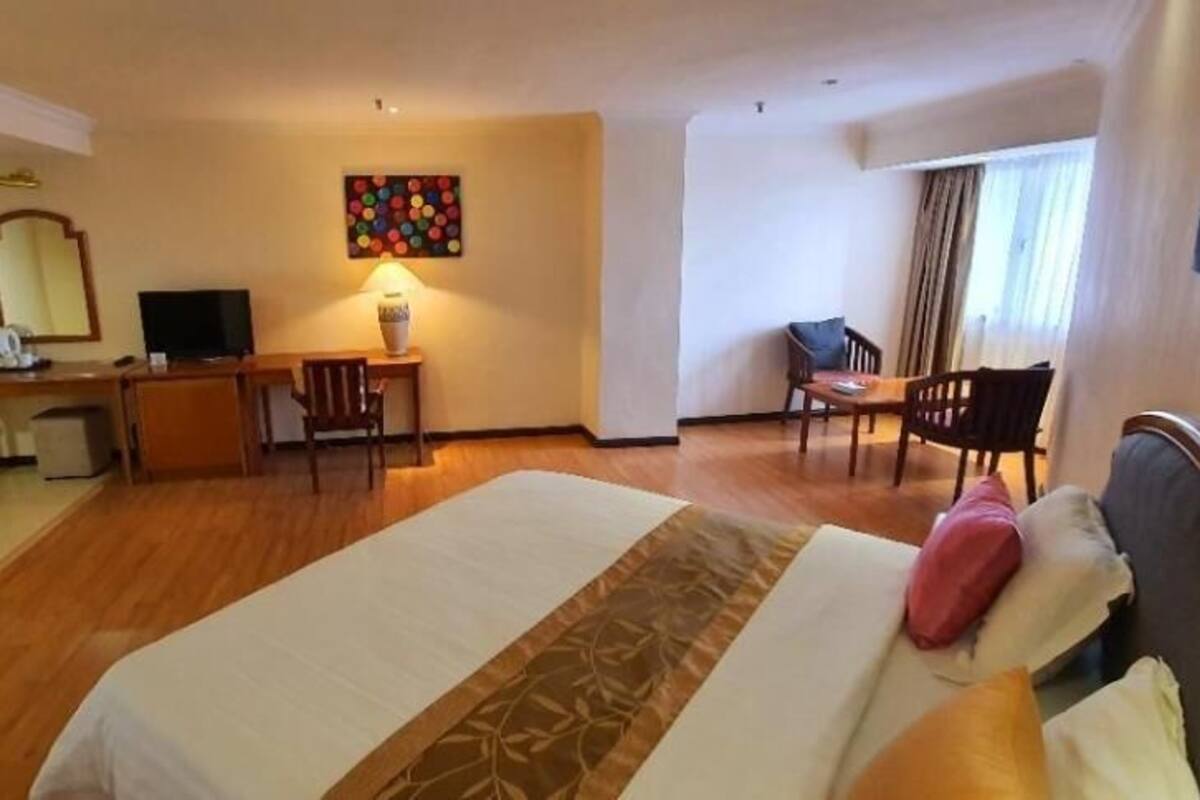 Minibaari, tallelokero huoneessa, työpöytä, silitysrauta/-lauta